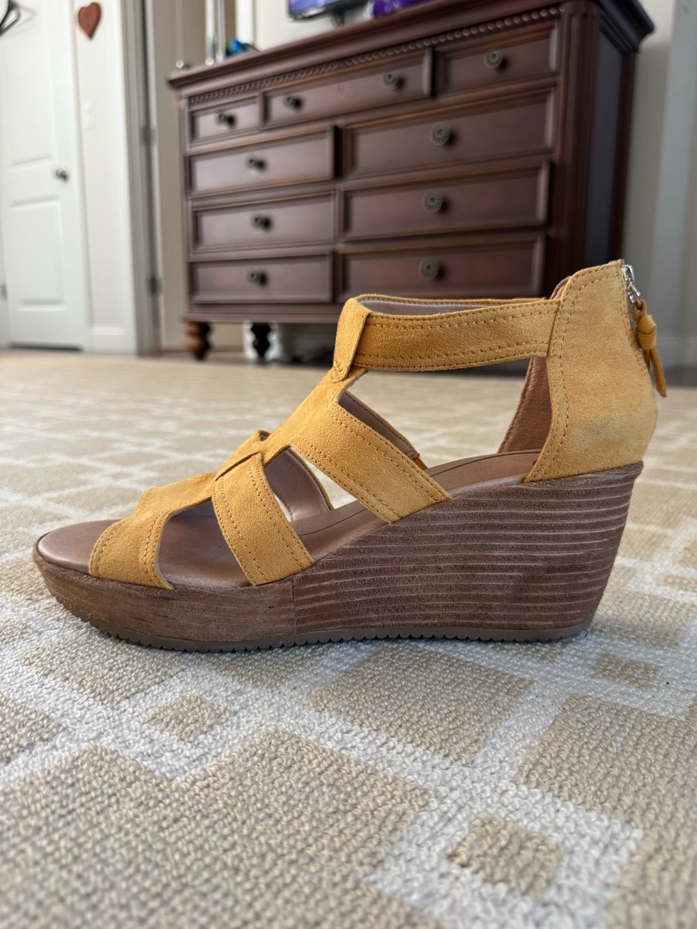 Dr. Scholl’s Long Island Wedge Sandals Mustard Faux Suede Shoes Size 9.5 - Picture 3 of 12